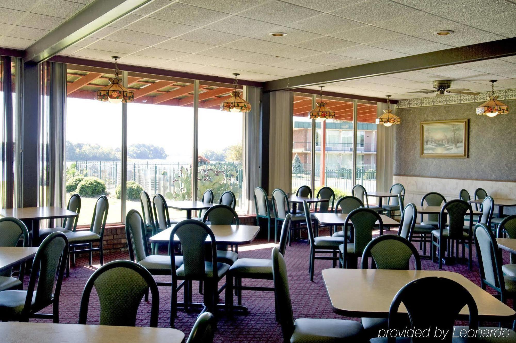 Super 8 By Wyndham Riverside Al Restaurant photo