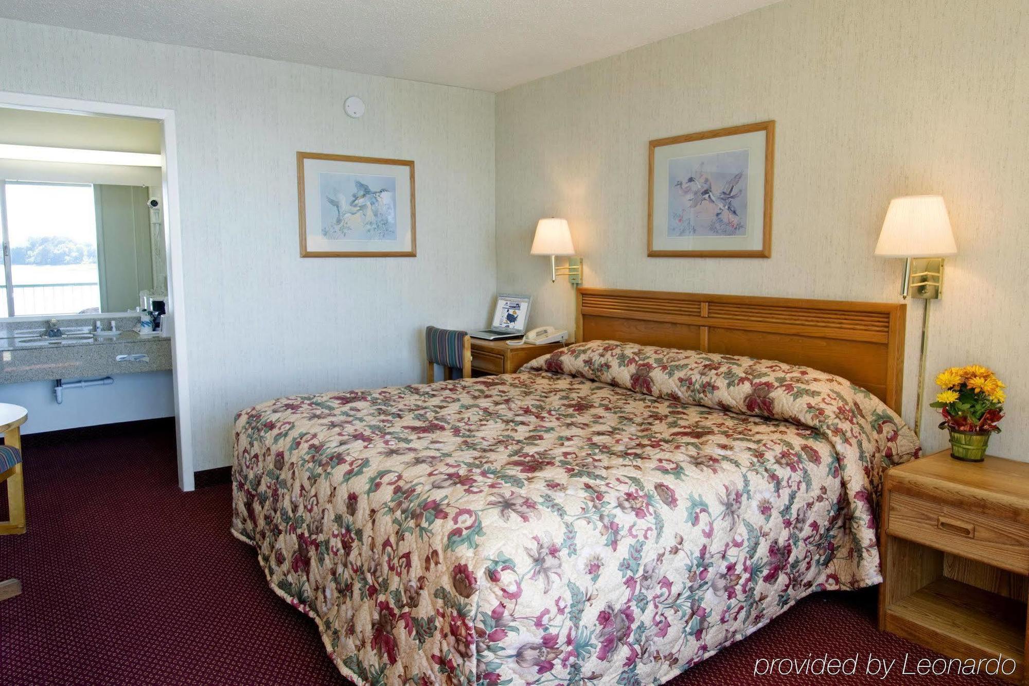Super 8 By Wyndham Riverside Al Room photo